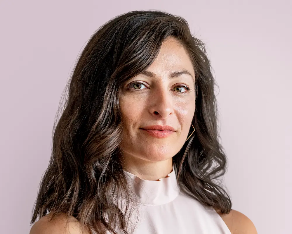 confident-business-woman-portrait-smiling-face